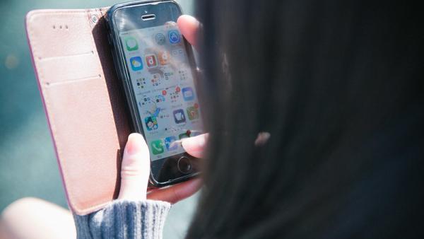 Criança com telemóvel