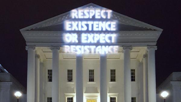 Projeção de protesto num edifício do governo na Virgínia. Foto de Backbone Campaign/Flickr.