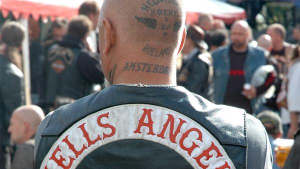 Elemento dos Hells Angels de costas.