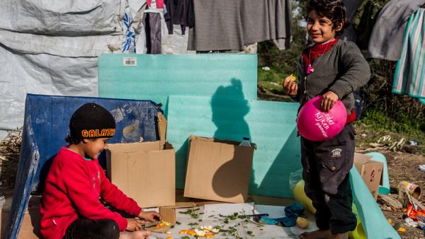 Crianças brincam no campo de refugiados. Lesbos, Grécia, 2018. Foto de Fotomovimiento/Flickr.