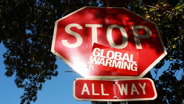 Sinal contra o aquecimento global. Foto de Katie Campbell/Flickr.