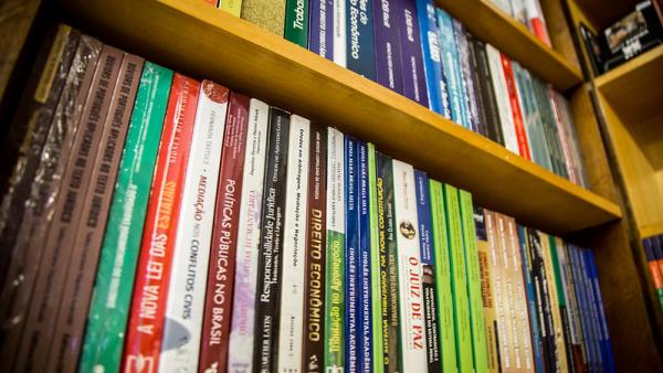 Estante com livros. Foto da Universidade de Brasília.