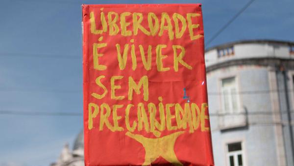 Cartaz: "Liberdade é viver sem precariedade"