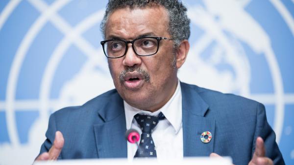 O diretor geral da OMS considera que os países devem “procurar um equilíbrio entre a proteção da saúde, a prevenção da disrupção social e económica e respeitar os direitos humanos”.