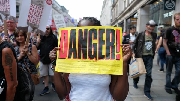 Cartaz anti-extrema-direita numa manifestação em Londres. Julho de 2018.