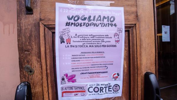 Cartaz afixado em Bolonha a exigir a alteração da lei do aborto italiana. Foto de Comune di Bologna Rete Civica Iperbole/Flickr.