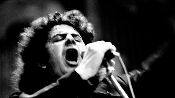 Mikis Theodorakis em 1973 em Hamburgo. Foto de Heinrich Klaffs/Flickr.