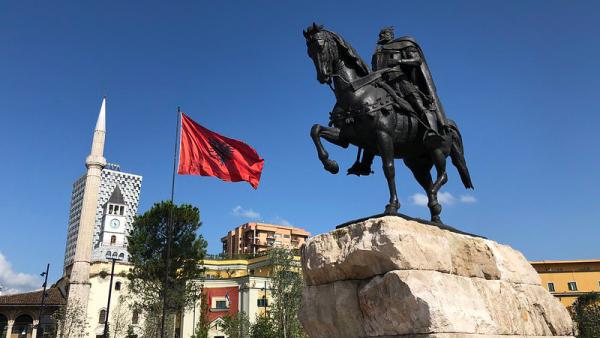 Estátua de Skënderbeu em Tirana,