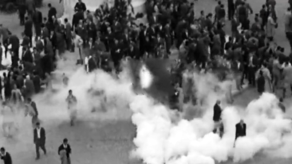 5 de Outubro de 1958. Polícia lança gás lacrimogéneo contra grupo da oposição que colocava flores no monumento a António José de Almeida.