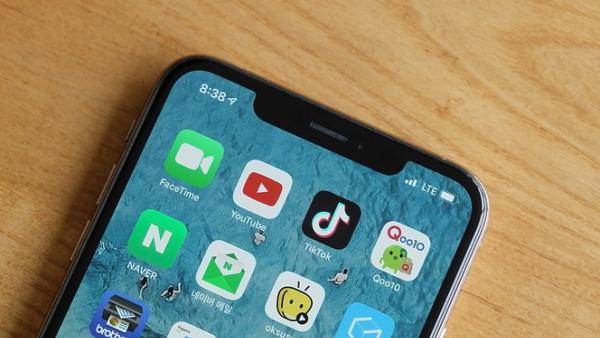 Telemóvel com aplicações entre as quais o TikTok. Foto de Aaron Yoo/Flickr.