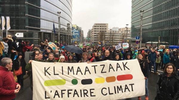 Grupo que colocou o Estado belga em tribunal numa manifestação em 2018. Foto do Facebook do Klimaatzaak.
