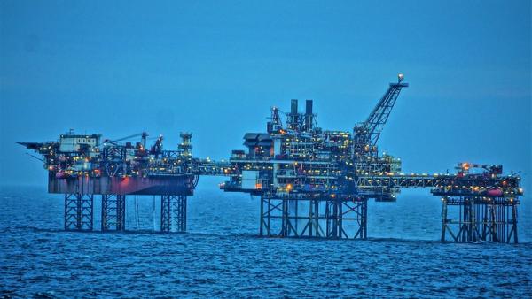 Plataforma de extração de petróleo. Foto de chumlee10/Flickr.
