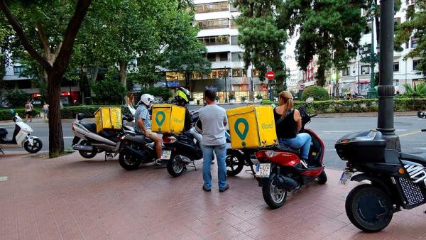 Trabalhadores da Glovo em Valência. Foto de FaceMePLS/Flickr.