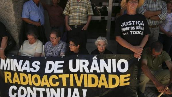 Manifestação contra os efeitos da radioatividade das minas.