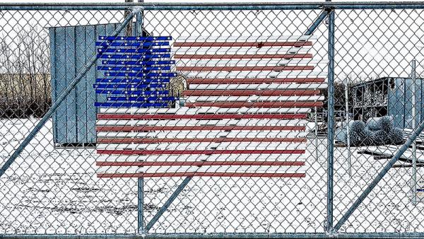 Bandeira americana numa vedação de arame farpado. Foto de Glen Zazove/Flickr.