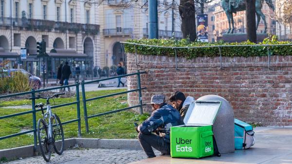 Trabalhadores da Uber Eats em Milão. Fevereiro de 2020. Foto de Kattel Ar Gow/Flickr.