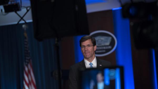 Mark Esper opõe-se ao uso da Lei da Insurreição para conter as manifestações nos EUA após a morte de George Floyd, às mãos da polícia.