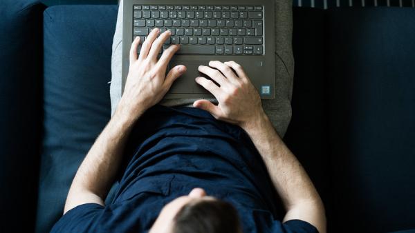 Trabalhador em regime de teletrabalho.