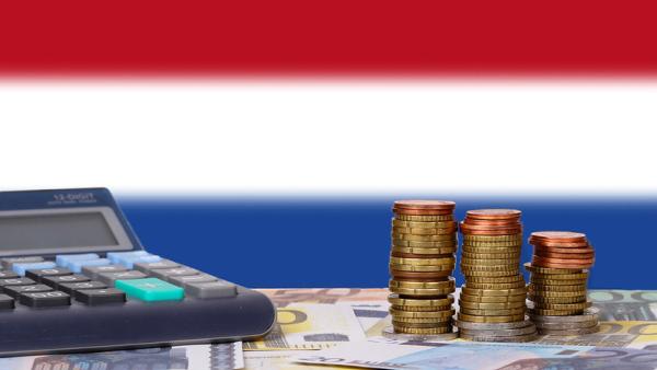 calculadora, moedas e bandeira holandesa.