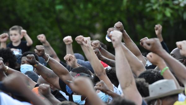 Manifestação de homenagem a George Floyd em North Park, Chicago, EUA. 