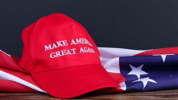 Chapéu com o slogan eleitoral de Trump. Foto de Marco Verch Professional Photographer/Flickr.