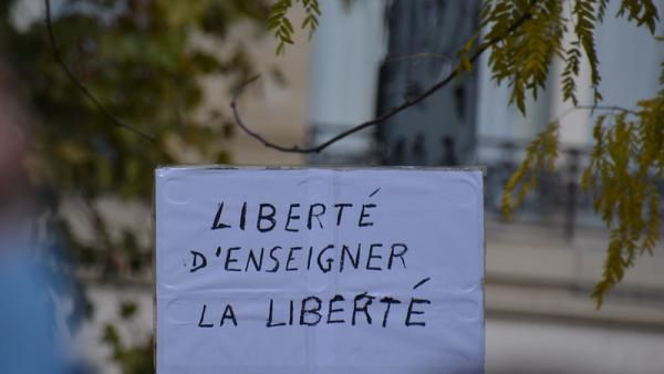 Cartaz na marcha de homenagem a Samuel Paty. Foto de Jeanne Menjoulet/Flickr.