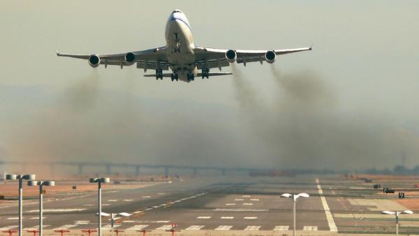 Avião a descolar. Foto de dsleeter_2000/Flickr.