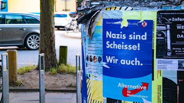 Cartaz anti-AfD. Foto de Rasande Tyskar/Flickr.