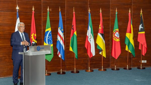 António Costa a discursar com as bandeiras da CPLP atrás.