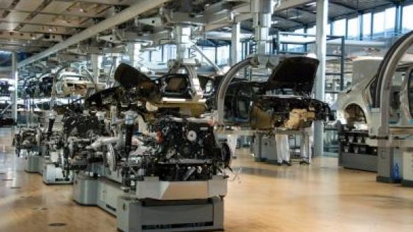 Linha de montagem da Volkswagen em Dresden. Foto de Dave Pinter