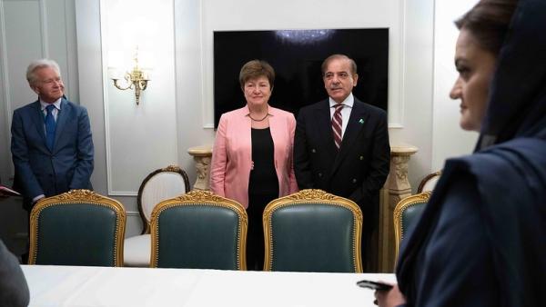 A diretora-geral do FMI Kristalina Georgieva e o primeiro-ministro paquistanês Shehbaz Sharif em setembro passado.