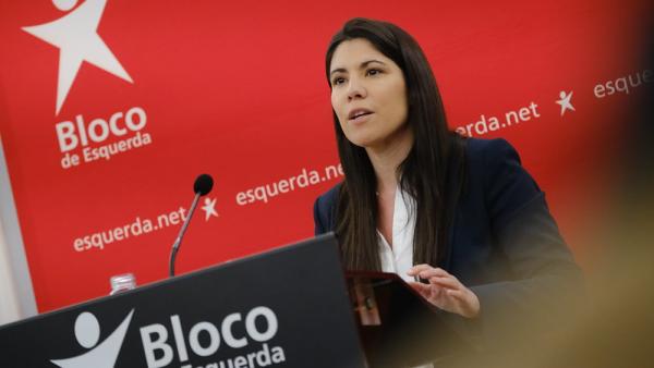 Mariana Mortágua em conferência de imprensa.