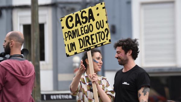 Manifestação Casa para Viver em abril em Lisboa.