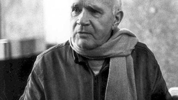 Jean Genet, 1983, wikipedia – com Dr. Hans Koechler, Presidente da I.P.O., recebendo o escritor francês no Imperial Hotel em Viena (19 de dezembro de 1983) para uma palestra organizada pela International Progress Organization. A foto foi cortada apenas para Jean Genet. 