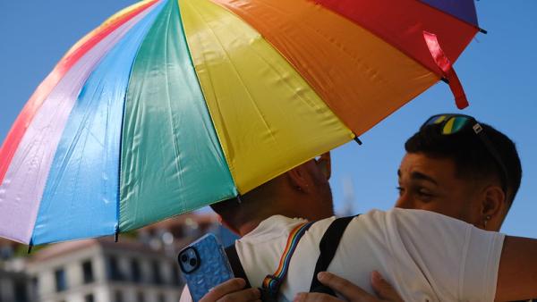 Guarda-sol arcoiris na Marcha do Orgulho em Lisboa.