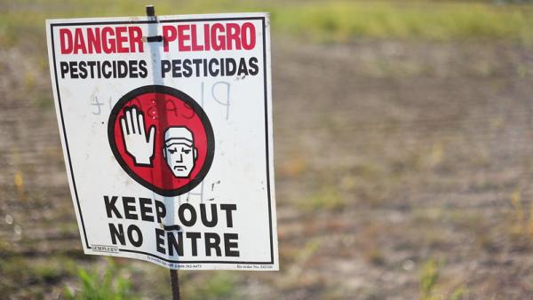 Sinal de Perigo de Pesticidas. Foto de Austin Valley/Flickr.