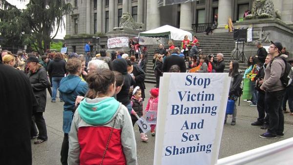 Cartaz na Slutwalk de Vancouver em 2011.