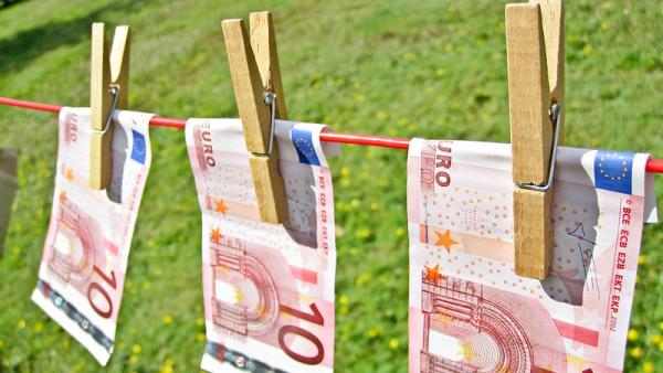 Notas de euro num estendal. Fotos de Images Money/Flickr.