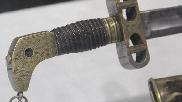 Detalhe do Sabre de El Hadji Oumar Tall, líder africano do século XIX, que será devolvido pelos franceses à sua origem. Foto de GuillaumeG/Wikimedia Commons.