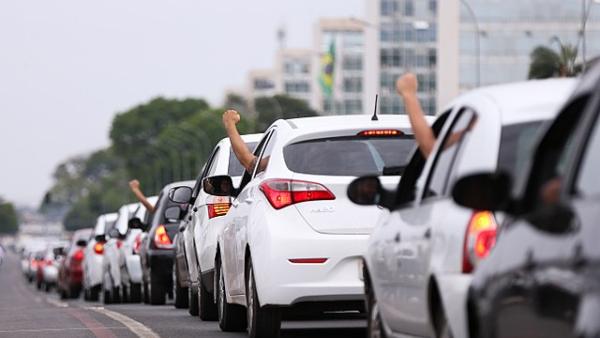 Motoristas de aplicações protestam em frente ao congresso brasileiro. Outubro de 2017.