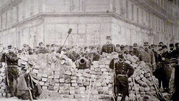 Barricada no cruzamento das avenidas Voltaire e Richard-Lenoir. Biblioteca histórica da Cidade de Paris/Wikimedia Commons.