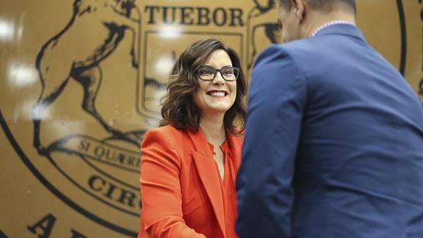 A governadora Gretchen Whitmer em 2019. Foto de Julia Pickett/wikimedia commons.