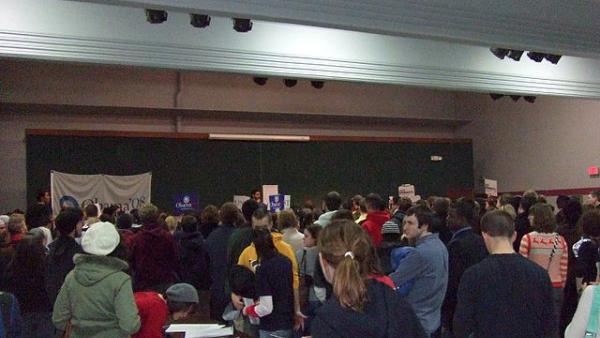 Reunião dos democratas de 2008 em Iowa City, Iowa. Os caucuses de Iowa são tradicionalmente o primeiro grande evento eleitoral de primárias e caucus presidenciais – Foto de wikipedia