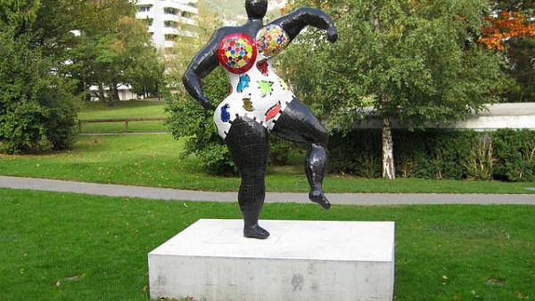 Niki de Saint Phalle, Nana Mosaïque Noire, 1999, - Schweiz, Graubünden – Foto de Kamahele/wikimedia