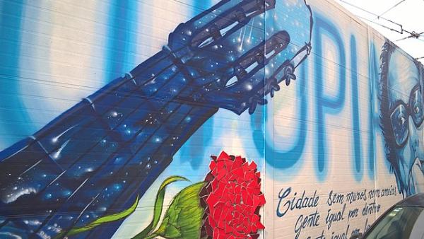 Graffiti comemorativo da obra de José Afonso.