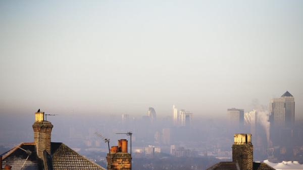 Poluição em Londres. Foto de stu mayhew/Flickr.