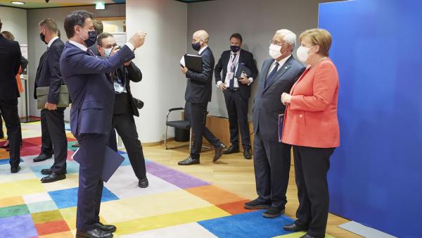 António Costa, Angela Merkel e Giuseppe Conte na reunião do Conselho. Foto: European Council @