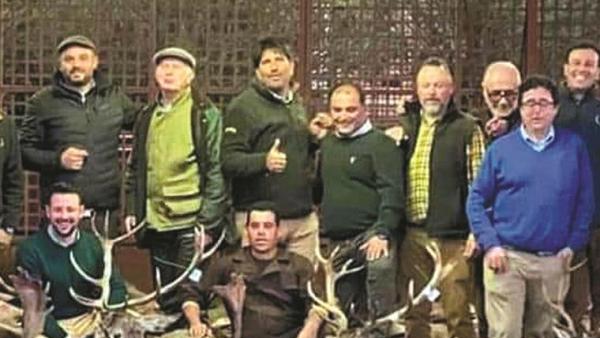 Foto publicada nas redes sociais dos caçadores responsáveis pelo abate de 540 animais na Torre Bela.