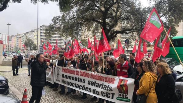 Trabalhadores das cantinas em protesto em 2019. Foto da FESAHT/Facebook.