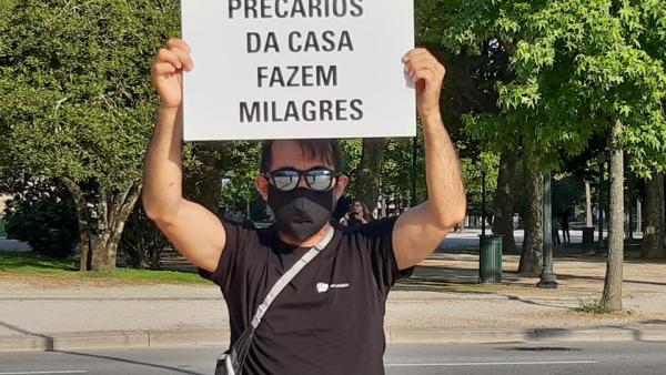 Fotografia no protesto silencioso no dia de reabertura da Casa da Música.